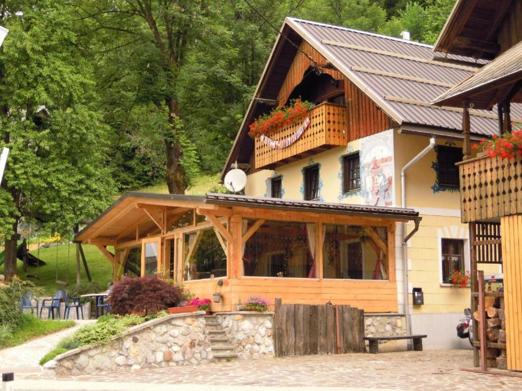 Farm Stay Trlej Begunje na Gorenjskem Buitenkant foto